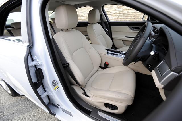 画像: プレステージにはトーラスレザーシートが標準装備。取材車のカラーとステッチはラテとなる。