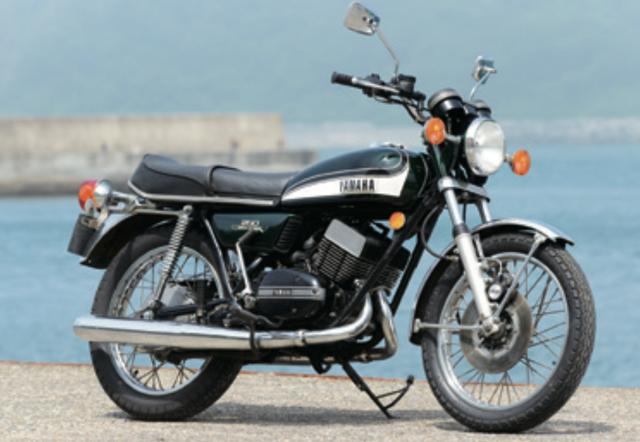 画像: 1971年に発売された2ストスポーツ・RX350の後継モデルとして、1973年から発売されたRD350は70年代のヤマハ2ストスポーツを代表する存在だ。車体の基本構成は RXと大きく変わらないが、フレームのディメンション変更でハンドリングを改善。空冷2スト並列2気筒エンジンは3PSパワーアップして最高出力39PSとなり、5速だったミッションも6速に変更。パワフルな350ccエンジンと軽量な車体を活かして、CBやZなど大排気量モデルを脅かした。©Motor Magazine Mook