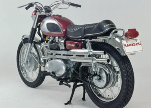 画像: 戦後乱立したバイクメーカーの淘汰が進む中で、大排気量車に活路を求めたカワサキは、傘下に収めた目黒製作所のノウハウを活かし、65年に497ccツインのカワサキ 500メグロスタミナK2を投入。さらにその排気量を624ccに拡大した650W1、通称ダブワンを66年に発売する。68年、そのダブワンをツインキャブ化したW2SSと、スクランブラーバージョンのW2TTの輸出を開始。W2SSは後にW1スペシャルに発展して国内市販されたが、W2TTは輸出のみだった。©Motor Magazine Mook