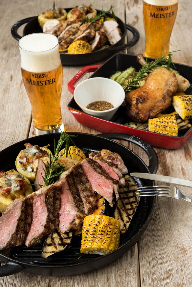 画像: 写真は、エビスマイスター(樽生)750円。Aセット(森林鶏の骨付きもも肉のコンフィプレート)2600円、Bセット(ラム肉のファフィータスプレート)2800円、Cセット(岩手県産岩中豚ロースのグリルプレート)3000円、Dセット(アンガス牛サーロインステーキプレート)4000円。※2名分、全品クリスピーチップス、フライドポテト、オニオンサワークリーム添え付き。