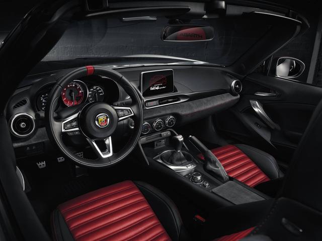 画像: ステアリング中央のアバルトのエンブレムがスポーツマインドをくすぐる。