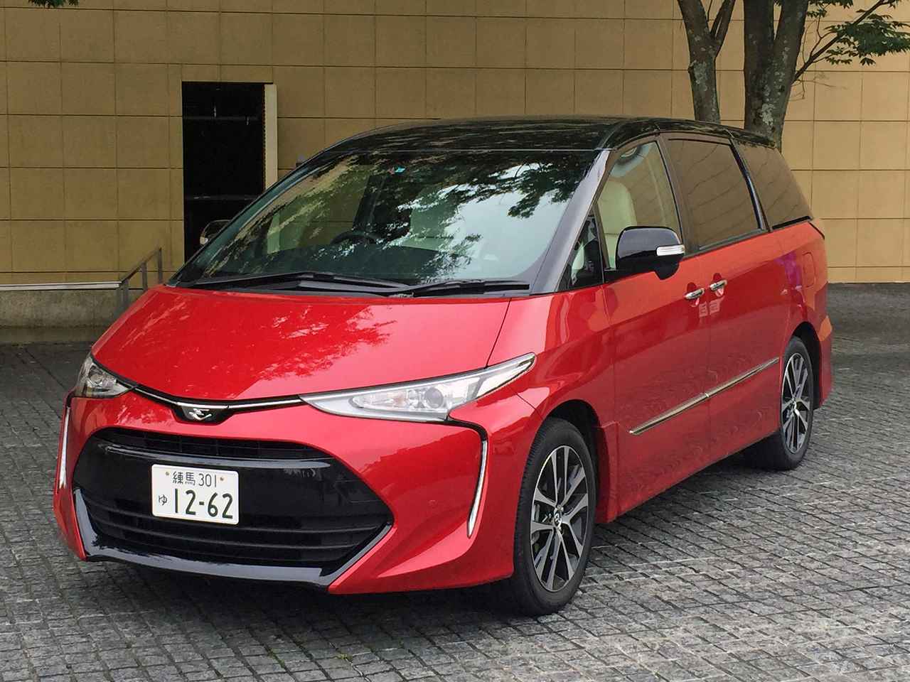 画像: 最新のトヨタ顔が与えられたエスティマ。2トーンのボディカラーも似合っている。