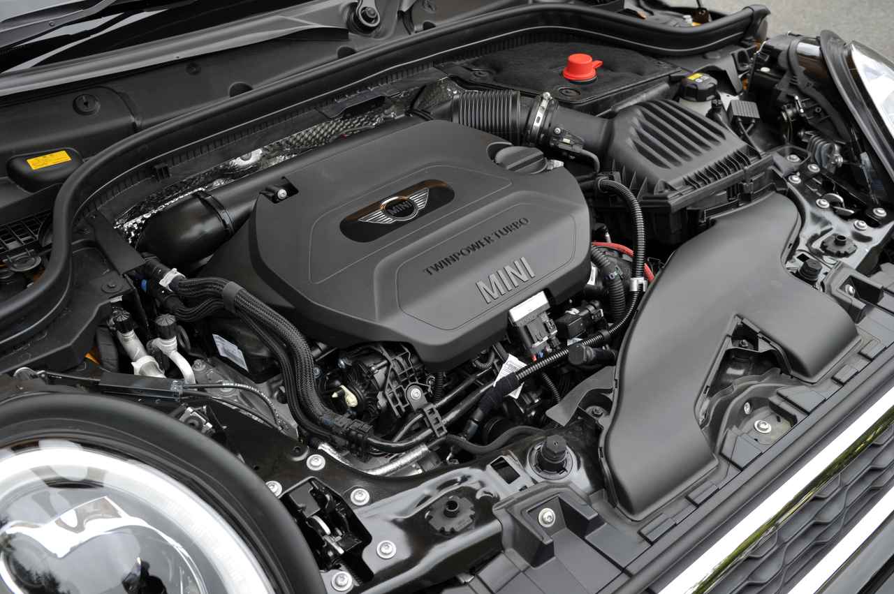 画像: MINI 3/5ドアの「クーパーSD」に搭載されるのはB47C20A型2.0L直4ディーゼルターボエンジン。170ps･360Nmというパワー/トルクで力強い走りを実現。それでいてJC08モード燃費は23.8km/L。プレミアムガソリンと軽油の価格差を考えると、走行コストは相当割安になってくる。