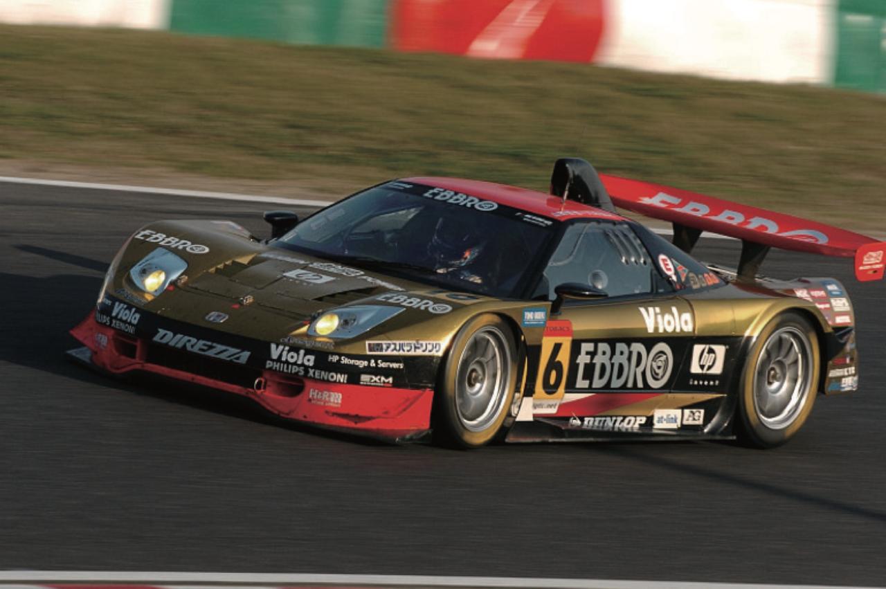 画像1: この年タイトルを決めたNSXはGT300クラスからの参戦。GT500のマシンをモデファイしたクルマだった 。最 終戦の鈴鹿で今シーズン初の優勝と同時に年間タイトルを果たしている。ちなみに山野がホンダ車でGTに参戦した初めての年でもあり、同時にNSXで初のタイトルを決めたシーズンでもあった。なお、GT500のNSXは従来の 3.2ℓエンジンのC32B型を廃止し、新たに3ℓのC30A型をベースにツインターボを加えた新エンジンを投入するという試行錯誤の挑戦を続けていた。 www.motormagazine.co.jp