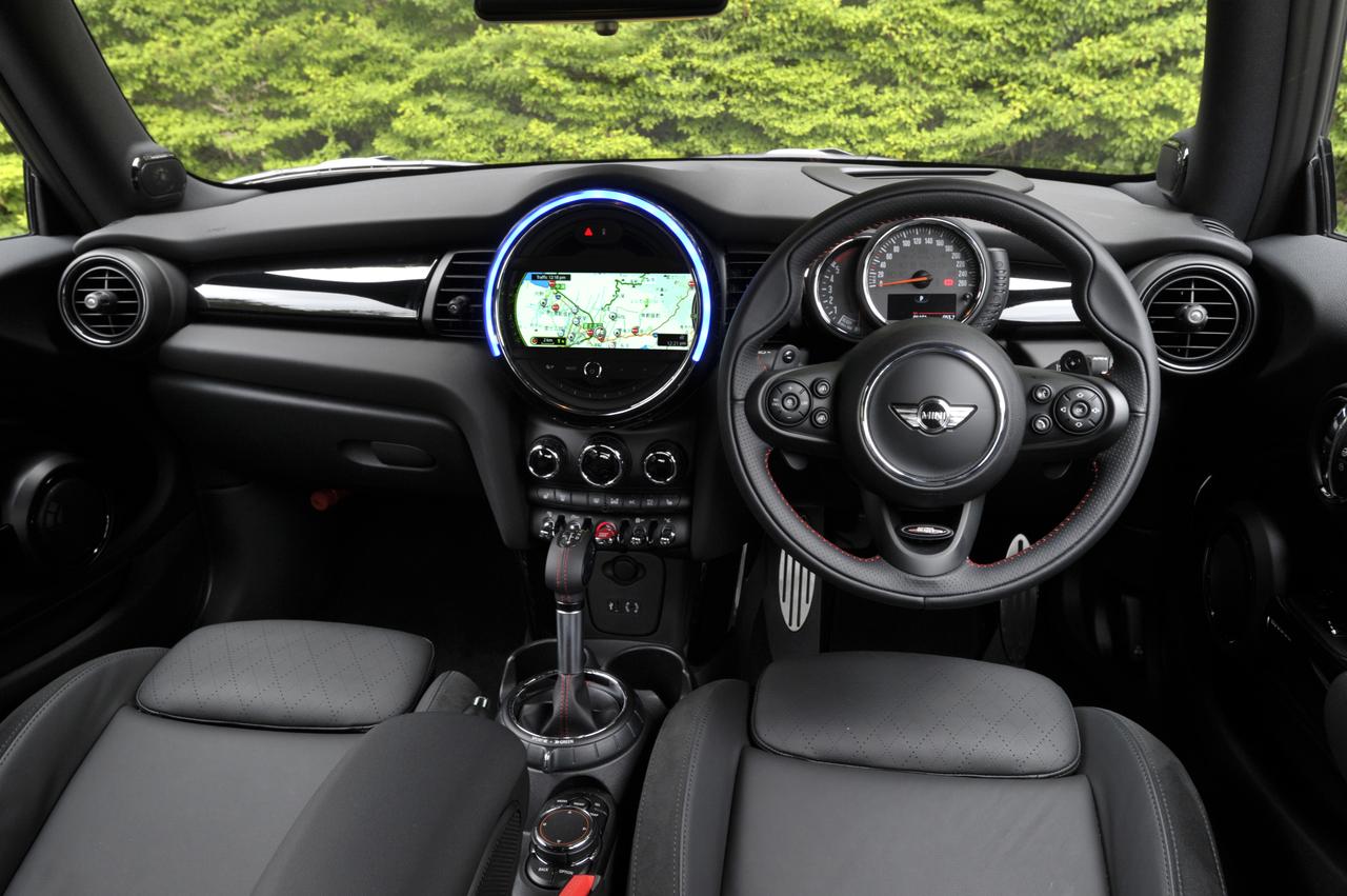画像: 試乗車はジョン・クーパー・ワークス・パッケージ装着車（9万7000円）。ステアリングホイールなどにJCWのロゴが入る。ヘッドアップディスプレイ（5万8000円）、harman/kardon製HiFiサラウンドスピーカーシステム（12万3000円）など、試乗車には合計92万8000円のオプション装備品が装着されていた。