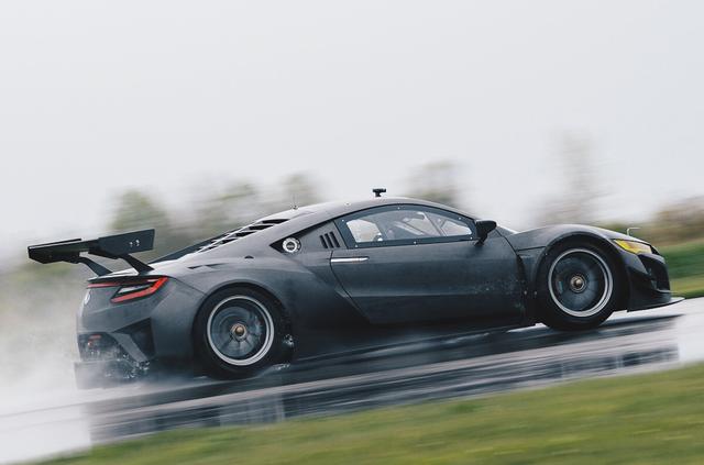 画像: FIA規定に則って後輪駆動に改造されたNSX GT3。巨大なリアスポイラーなどエアロパーツも大迫力です。