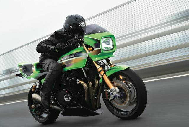 画像: 古いバイクのスタイルやテイストを残しつつ、17インチホイー ルの現代的な走りを手に入れるカスタマイズ。見て分かる通り“すべてに手が入っている”。前後のショックユニットはオーリンズ製で、写真では分かりづらいが、ホイールは BST製カーボンで、見るからにバネ下が軽そうだ。ブレンボのモノブロックビレットラジアルマウントキャリパーとビレットレーシングマスターのセットは、効き、タッチ共に素晴らしい。 ハイグリップラジアルタイヤは、高剛性の足周りとフレーム加工で見事なバランス。ドイツ、ヴォスナー社のボアφ 74の 軽量鍛造ピストンを使って、1134cc。インテークバルブに GPz1100用を入れるなどパワーアップをしながら丁寧に組み立てられた J系エンジンにキャブレターはTMR-MJN+ デュアルスタックファンネル。カラーグラフィックも鮮やかだ。(試乗・テキスト●濱矢文夫 )