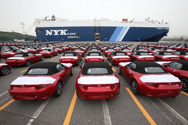 画像: 船積みされるのを待つ、マツダ MX-5(日本名:ロードスター)。
