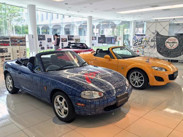 画像: 10周年記念のNB(左)と20周年記念のNCは、ボディにファンの署名がビッシリ!