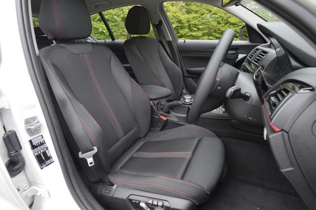 画像: 運転席&助手席、電動調整式サイドサポート付きスポーツシートは118dスポーツに標準で装備される。