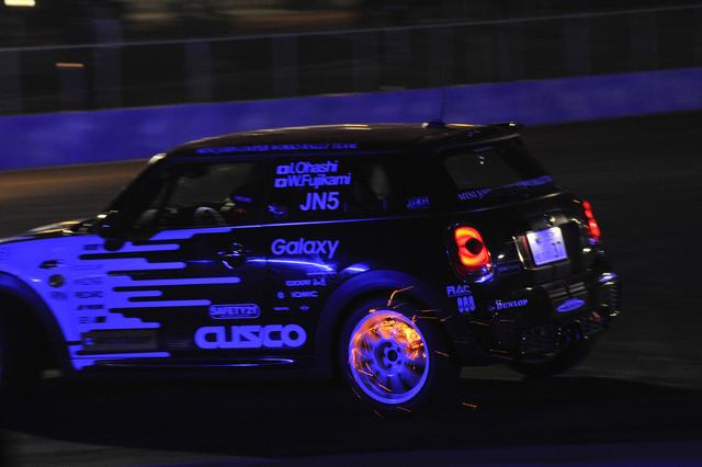 画像: MINI JOHN COOPER WORKS RALLY TEAMの大橋選手のパフォーマンス。ブレーキから火花が…。