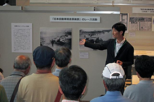 画像: 7月17日のギャラリートークは、多摩川スピードウェイの会 小林副会長が解説してくれた。