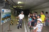 画像: アクアラインの本線の下にある、緊急避難通路の探検風景。説明もわかりやすい。