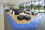 画像: BMWのショールームは長さ80メートルにもなるスペースで、最新モデルを28台も展示している。