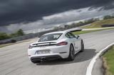 画像: 718ケイマンSは350psの2.5リッターエンジン、この718ケイマンは300psの2リッターエンジンを搭載する。