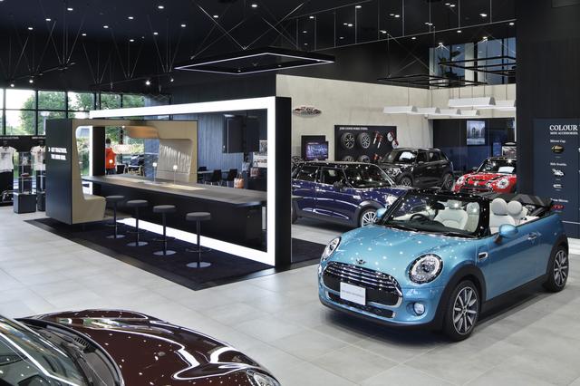画像: 施設に向かって左がMINIのショールーム。最新のCIに基づきJCWをはじめ11台を展示している。