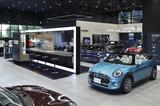 画像: 施設に向かって左がMINIのショールーム。最新のCIに基づきJCWをはじめ11台を展示している。