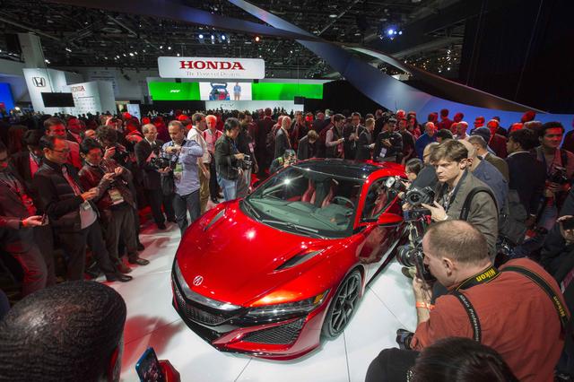 画像: 2015年1月のデトロイトショーでお披露目された新型NSX。世界中のカーガイの注目を集めました。