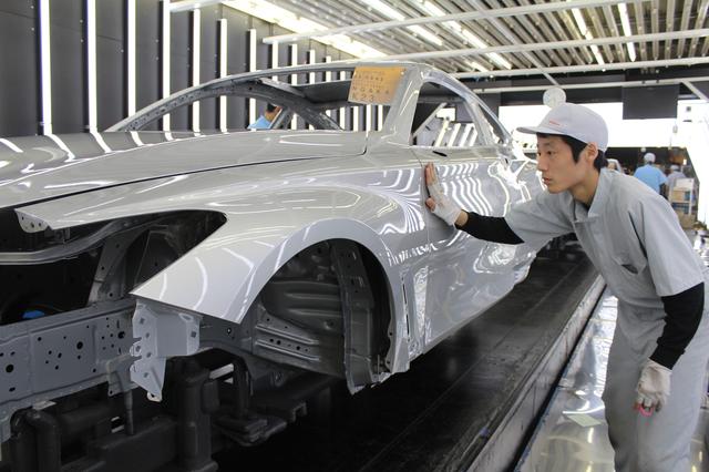 画像: 複雜かつ優美なQ60のボディは、わずかな歪みも見逃さないよう入念にチェックされます。