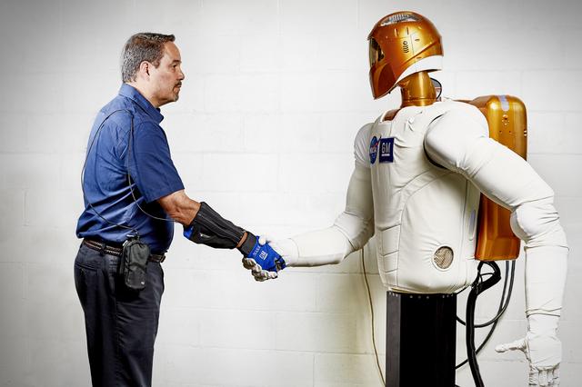 画像: 9年間に及ぶGMとNASAのコラボレーションによって生まれた「Robonaut 2(R2)」。