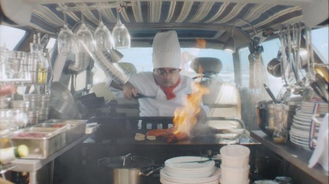画像: チキンのソテーを作る際には車内で盛大にフランベしたり・・・
