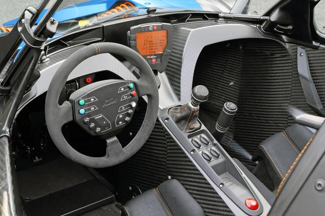 画像: ウインカーやライトなどのスイッチを備えるステアリングは脱着式。センターのデジタルメーターはオートバイのものと同じ。