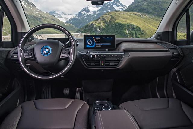 画像: ハイクオリティなインテリアデザインもBMW i3の大きな魅力。プミレミアムブランドのEVらしい。