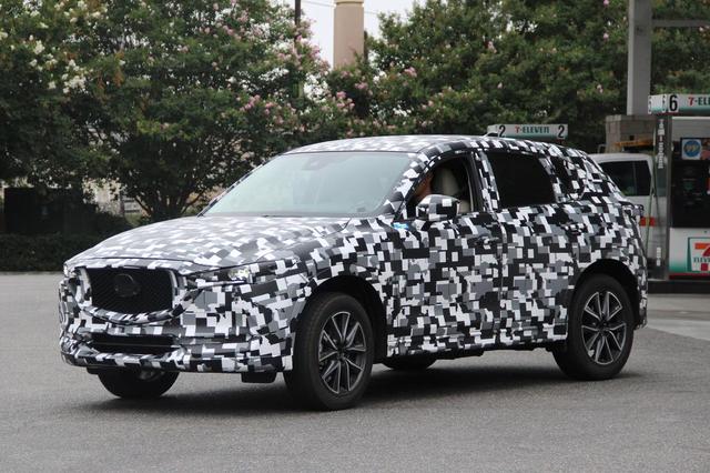 画像: 一見すると、大きくなった「CX-3」ですが、目を懲らすとそこかしこに進化した『魂動デザイン』が採用されていることがわかります。11月中旬に開始されるロサンゼルスオートショーで世界初公開です! www.autoexpress.co.uk