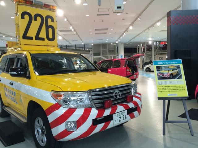 画像: 高速道路上でよく目にするパトロールカーも間近で見ることができます。