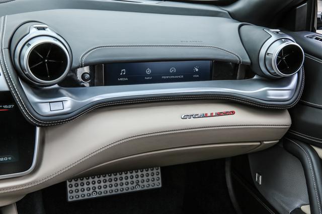 画像: デュアルコックピットを採用し、8.8インチのパッセンジャーディスプレイも用意、車載システムの操作も可能となっている。