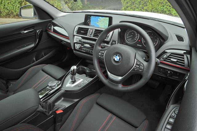 画像: BMWらしいコクピット感覚にあふれるインパネまわり。随所に赤いステッチが入りスポーティな印象だ。