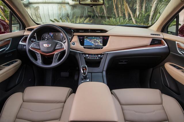 画像: キャデラックブランドにふさわしい高級感あふれるインテリア。Apple CarPlayやAndroid Autoも搭載されている。