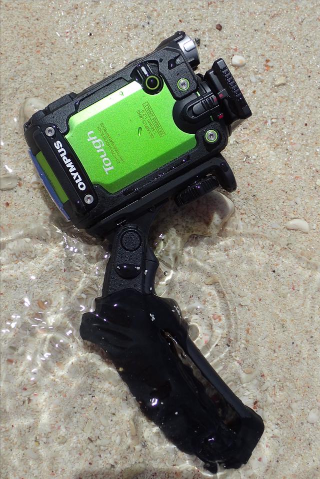 画像: 同梱のステディグリップSG-T01を装着した状態。これで水中でもグッと撮影しやすくなる。撮影・水咲奈々