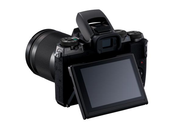 画像: 液晶モニターは可動式を採用。ローアングル、ハイアングル撮影時に重宝するだろう。内蔵ストロボをポップアップさせている。