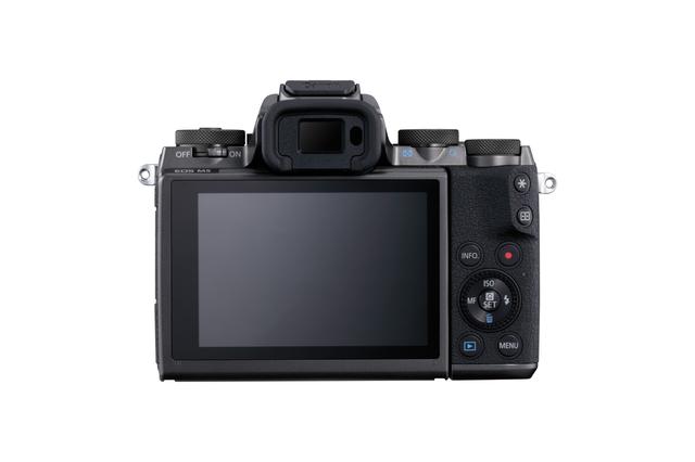 画像: 背面液晶モニターはワイド3.2型でタッチパネル操作が可能。
