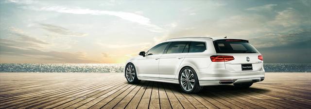 画像: パサート2.0TSI Rライン(オリックスホワイト マザオブパールエフェクト)。