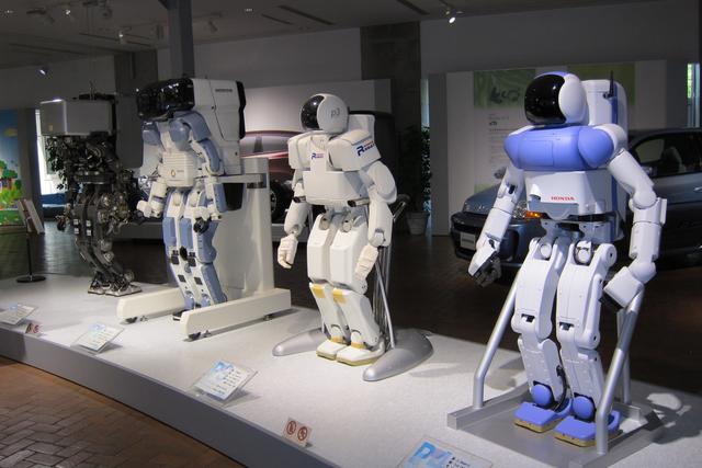 画像: 歴代のASIMOもズラリと並ぶ。最新モデルのライブパフォーマンスも行われている。