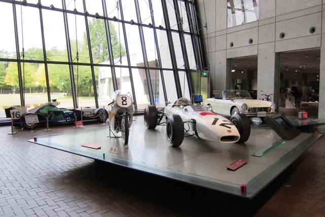 画像: ホンダ コレクションホールの正面ロビーには、ホンダの歴史を語る作品が並ぶ。