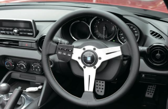 Roadster Bros Vol 10 Nd5rcカスタム大図鑑 より Ndロードスターの長所を引き出す専門ショップのarriveさんに注目しました Lawrence Motorcycle X Cars A Your Life