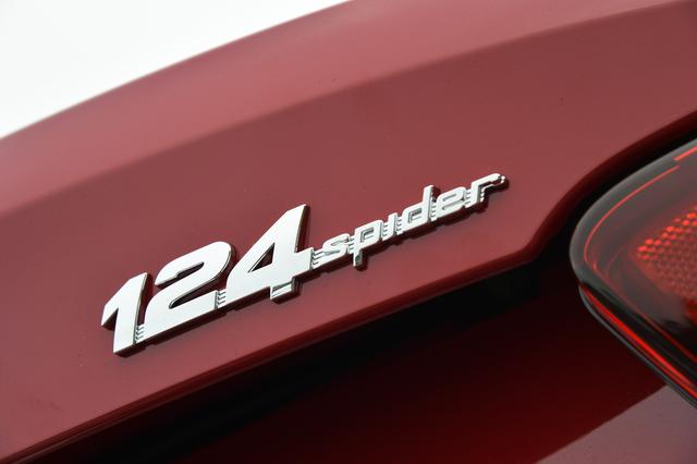 画像: アバルト124スパイダーは1960年代に多くの人を魅了したオリジナルの「124スパイダー」のオマージュとして現代に蘇った。