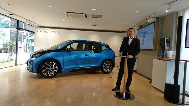 画像: 新型BMW i3を発表するBMWのペーター・クロンシュナーブル社長。