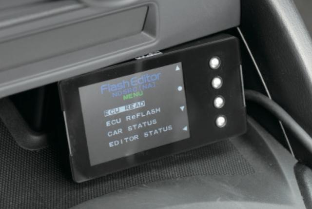 画像: HKSフラッシュエディターにジョイファストのカスタムデータをインストール。エンジンの潜在能力を引き出す。 www.motormagazine.co.jp
