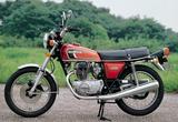 画像: ●空冷4ストOHC2バルブ並列2気筒 ●249cc ●27PS/10000rpm ●2.0kg-m/9000rpm ●156kg ●3.00-18・3.25-18 ●24万6000円 ©オートバイ別冊付録 不朽の日本車102年史