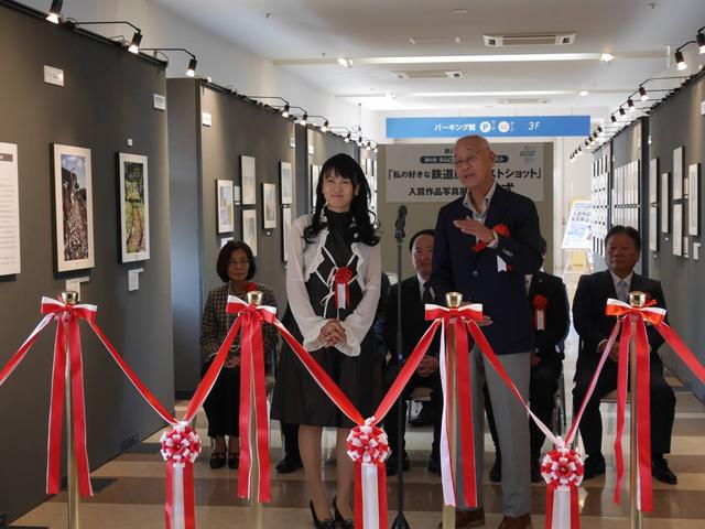 画像: 今回のフォトコンテストの講評をする「鉄道写真の神様」広田尚敬氏(右)と「鉄子」ことフォトライターの矢野直美氏。