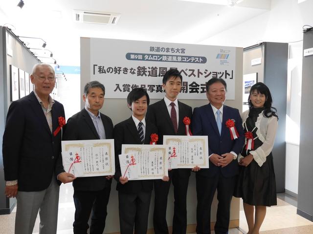 画像: 左から審査員の広田尚敬氏、「ユーモアフォト賞」の杉山典之氏、「小中高校生の部(大賞)」の栗原朗氏、「一般の部(大賞)」の荒木貴啓氏の各受賞者、そして株式会社タムロンの代表取締役社長・鰺坂司郎氏、審査員の矢野直美氏。