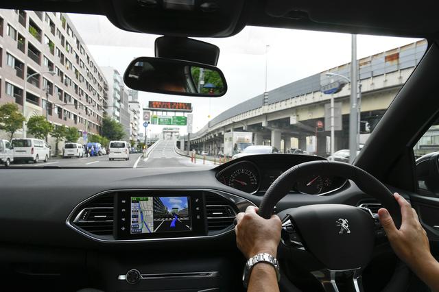 画像: プジョーが「i-Cockpit」と呼ぶコクピット。すべてが直感的に使えるので、操作も簡単だ。またシンプルなのも美点。