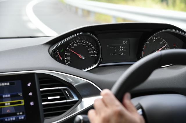 画像: 往路の最高燃費は25km/Lだったが、最終的には22.2km/Lとなった。