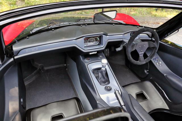 画像: コクピットはシンプルだが、思ったより狭くない。ステアリングはレーシングカー的に脱着可能。運転席右のアームレストにライトやワイパーなどのスイッチがある。