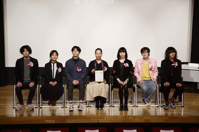 画像: 写真は今回の優秀賞受賞者の方々。中央が作品『物語』でグランプリを受賞した金サジさん。
