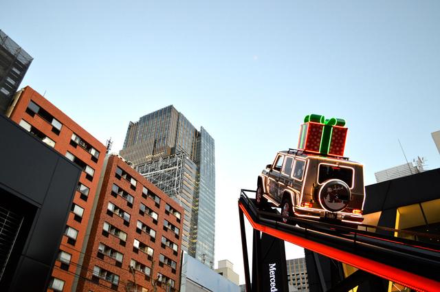 画像: クリスマス版マウンテンクライム。トナカイ&ソリに扮したGクラスが、六本木の空へテイクオフ!